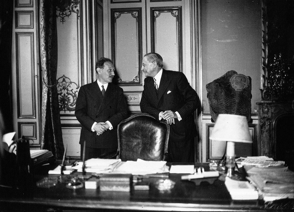 photo noir et blanc : Léon Blum et Camille Chautemps discutent amicalement debouts derrière un bureau