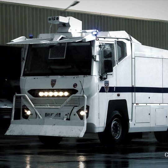Camion antiémeute actuellement utilisé par la police française.