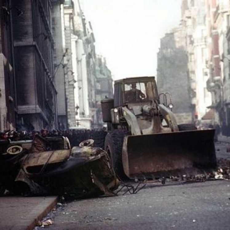 Pelleteuse détruisant une barricade en 68